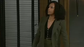 Chaleco de punto acanalado Mailan usado por la Dra. Nicole Dupree Richardson (Daphnée Duplaix) en Beyond the Gates (T01E24)
