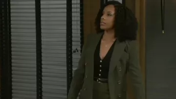 Blazer cruzado de crepé Generation Love Arielle usado por Naomi Hamilton Hawthorne (Arielle Prepetit) como se ve en Beyond the Gates (T01E24)