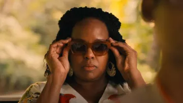 Lunettes de soleil Matsuda M1027 portées par Belinda Lindsey (Natasha Rothwell) comme on le voit dans Le Lotus Blanc (S03E08)