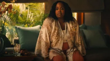 Christine Lingerie Geisha Robe portée par Belinda Lindsey (Natasha Rothwell) comme on le voit dans The White Lotus (S03E08)