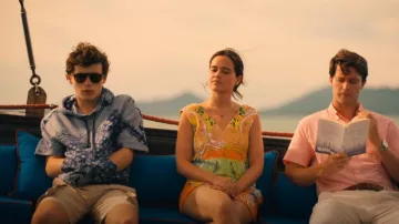 Louis Vuitton Virgil Bandana Short-Sleeve Hoodie LV Monogram Tie-Dye porté par Lochlan Ratliff (Sam Nivola) comme on le voit dans The White Lotus (S03E08)