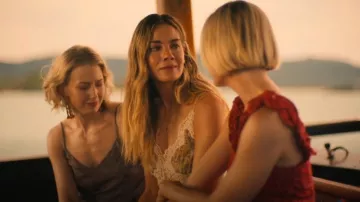 Vestido Doen Venus en crisantemo usado por Jaclyn Lemon (Michelle Monaghan) como se ve en The White Lotus (T03E08)