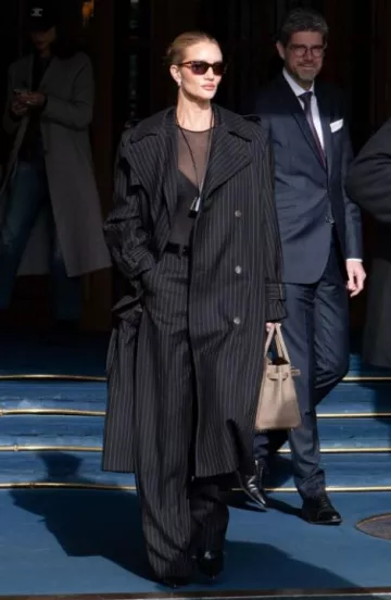 Collier de montre clochette en cuir Hermès porté par Rosie Huntington-Whiteley à Paris le 12 mars 2025