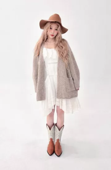 Universal Chemistry Edgecut Beige Wool Fedora worn by Taeyeon on her Instagram Post on March 12, 2025