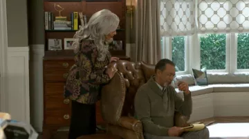 Derek Lam 10 Crosby Orville Floral Jacquard Ceinturé Smoking Jacket porté par Anita Dupree (Tamara Tunie) comme on le voit dans Beyond the Gates (S01E28)