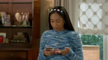 Suéter corto Akira Big Fuzzy Energy usado por Samantha Richardson (Najah Jackson) como se ve en Beyond the Gates (T01E28)