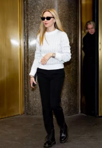 Botas con cordones Dr. Martens Vegan 1460 Felix usadas por Amanda Seyfried en Outside Nbc Studios el 12 de marzo de 2025