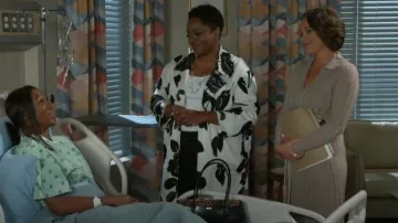 Sac à main Brahmin Caspian Collection Black Dayan porté par Mona Wilson (Karan Kendrick) comme on le voit dans Beyond the Gates (S01E28)