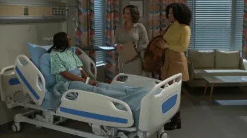 Bershka Cuello Alto Recortado usado por Eva Thomas (Ambyr Michelle) como se ve en Más Allá de las Puertas (T01E28)