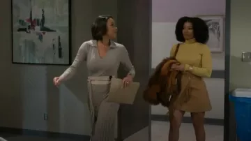 Sandro Luciana Mini-jupe à franges portée par Eva Thomas (Ambyr Michelle) comme on le voit dans Beyond the Gates (S01E28)