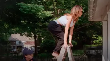 Hommegirls Logo Cropped Tank Logo Cropped Tank porté par Hilaria Baldwin comme on le voit dans The Baldwins (S01E07)