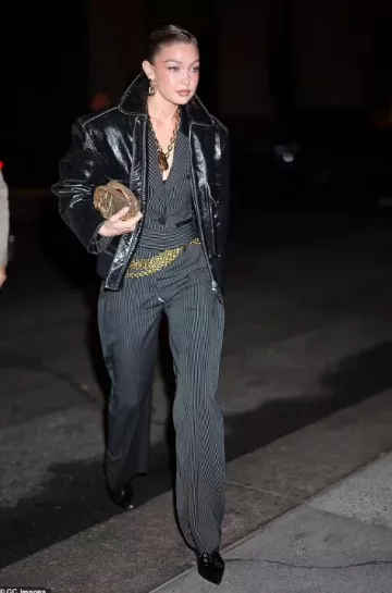 Chaqueta de cuero Rabanne usada por Gigi Hadid en la ciudad de Nueva York el 12 de marzo de 2025