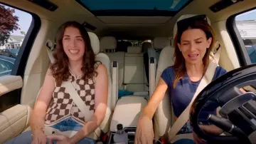 EZwear Checkered Pattern Asymmetrical Hem Button Up Sweater Vest porté par Emily Jones comme on le voit dans The Baldwins (S01E07)