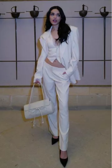 Talon Kurt Geiger Corletta Court porté par Rachel Zegler chez Snow White Segovia Press le 13 mars 2025