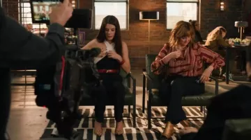 Escarpins Loeffler Randall Spotted portés par Kris (Meredith MacNeill) comme on le voit dans Small Achievable Goals (S01E04)