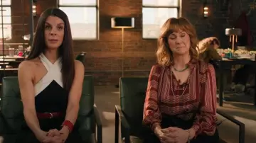 Blusa estampada de H&M usada por Julie (Jennifer Whalen) como se ve en Small Achievable Goals (T01E04)