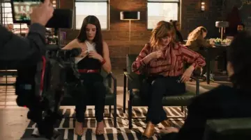 Bysfy Botines De Oro Oscuro Y Cecile Negro usados por Julie (Jennifer Whalen) como se ve en Pequeños Goles Alcanzables (S01E04)