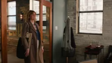 Abrigo de mezcla de lana a cuadros de Sandro Manteau usado por Julie (Jennifer Whalen) como se ve en Pequeñas metas alcanzables (T01E04)