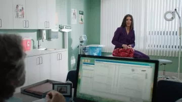 Sac à bandoulière en cuir verni Valentino porté par Kris (Meredith MacNeill) comme on le voit dans Small Achievable Goals (S01E04)
