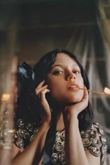 David Koma Top en cady orné de cristaux porté par Jenna Ortega Vanity chez Fair post le septembre 2024