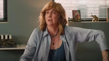 L’Agence Nina Blouse en soie portée par Julie (Jennifer Whalen) comme on le voit dans Small Achievable Goals (S01E04)