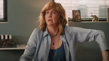 Blusa de seda L'Agence Nina usada por Julie (Jennifer Whalen) como se ve en Pequeñas Metas Alcanzables (T01E04)