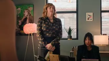 Smythe Box Pliat Shirt Black Floral usada por Julie (Jennifer Whalen) como se ve en Small Achievable Goals (S01E05)