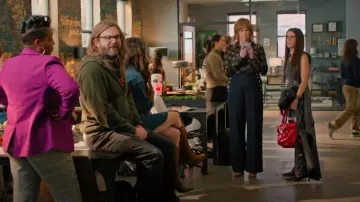 Derek Lam 10 Crosby Robertson Pantalones acampanados usados por Julie (Jennifer Whalen) como se ve en Small Achievable Goals (S01E05)