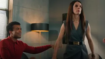 Ceinture en cuir Victoria Beckham portée par Kris (Meredith MacNeill) comme on le voit dans Small Achievable Goals (S01E05)