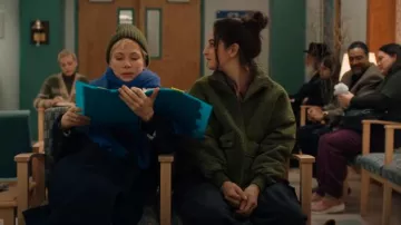 Forever 21 Chaqueta de vellón verde usada por Nikki Boyer (Jenny Slate) como se ve en Dying for Sex (T01E02)