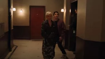 Veronica Beard Norris Falda midi de sarga de mezcla de seda con estampado floral usada por Molly Kochan (Michelle Williams) como se ve en Dying for Sex (T01E03)