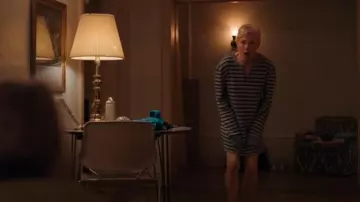 Camiseta de manga larga Cotton On Chunky Waffle para hombre con raya azul usada por Molly Kochan (Michelle Williams) como se ve en Dying for Sex (S01E05)
