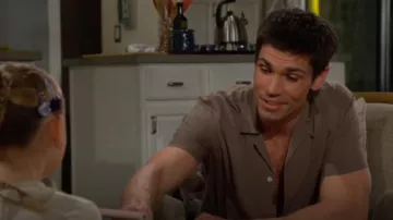 Camisa de All Saints Venice en marrón castaño usada por el Dr. John Finnegan (Tanner Novlan) como se ve en The Bold and the Beautiful el 4 de abril de 2025