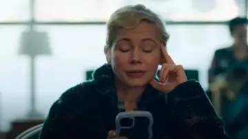 Estuche para iPhone Jetech Púrpura Ondulado Transparente usado por Molly Kochan (Michelle Williams) como se ve en Morir por Sexo (S01E05)