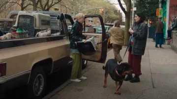 Chaqueta encerada azul marino de Barbour usada por Nikki Boyer (Jenny Slate) como se ve en Dying for Sex (S01E05)