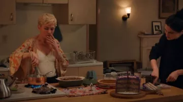 Forever 21 Vestido lencero de pijama con estampado floral usado por Molly Kochan (Michelle Williams) como se ve en Dying for Sex (T01E06)
