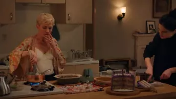 Forever 21 Vestido lencero de pijama con estampado floral usado por Molly Kochan (Michelle Williams) como se ve en Dying for Sex (T01E06)