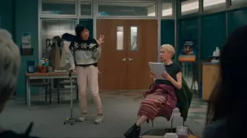 Calvin Klein Falda midi de punto acanalado a rayas rojas multicolor usada por Molly Kochan (Michelle Williams) como se ve en Dying for Sex (S01E06)