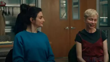 El gran suéter universitario usado por Nikki Boyer (Jenny Slate) como se ve en Morir por sexo (T01E06)