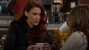 Camiseta de manga larga de tartán distorsionado de Jean Paul Gaultier usada por Sally Spectra (Courtney Hope) como se ve en The Young and the Restless el 31 de marzo de 2025