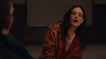 Suéter de cárdigan Geltfiend Red Dreidel Hanukkah usado por Nikki Boyer (Jenny Slate) como se ve en Morir por sexo (S01E06)