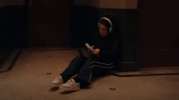 Apple Silver Airpods Max utilisé par Nikki Boyer (Jenny Slate) comme on le voit dans Dying for Sex (S01E06)