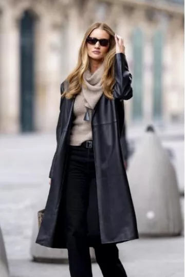Collier de montre clochette en cuir Hermès porté par Rosie Huntington-Whiteley à Londres le 6 avril 2025