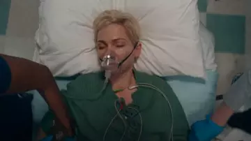 El gran suéter de punto verde con cordones usado por Molly Kochan (Michelle Williams) como se ve en Dying for Sex (T01E07)