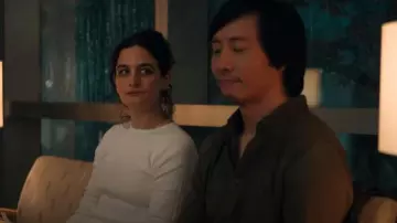 Suéter de manga larga de punto acanalado blanco de Mango usado por Nikki Boyer (Jenny Slate) como se ve en Dying for Sex (S01E07)