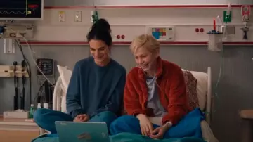 Chaqueta con cremallera de vellón esponjoso naranja de Uniqlo usada por Molly Kochan (Michelle Williams) como se ve en Dying for Sex (T01E08)