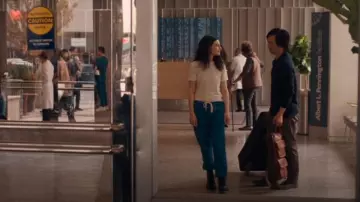 El gran pantalón de chándal de The Stadium usado por Nikki Boyer (Jenny Slate) como se ve en Dying for Sex (T01E08)