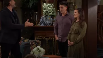 Vestido de All Saints Lexi en verde rifle usado por Chelsea Lawson (Melissa Claire Egan) como se ve en The Young and the Restless el 27 de marzo de 2025