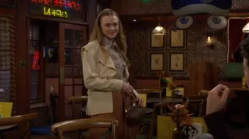 Zimmermann Eden Chemise en lin et organza de soie mélangée à imprimé cachemire portée par Claire Grace (Hayley Erin) telle qu’on la voit dans Les Feux de l’Amour le 31 mars 2025