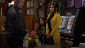 Teoría Trench de Oaklane en polen usada por Audra Charles (Zuleyka Silver) como se ve en The Young and the Restless el 4 de abril de 2025